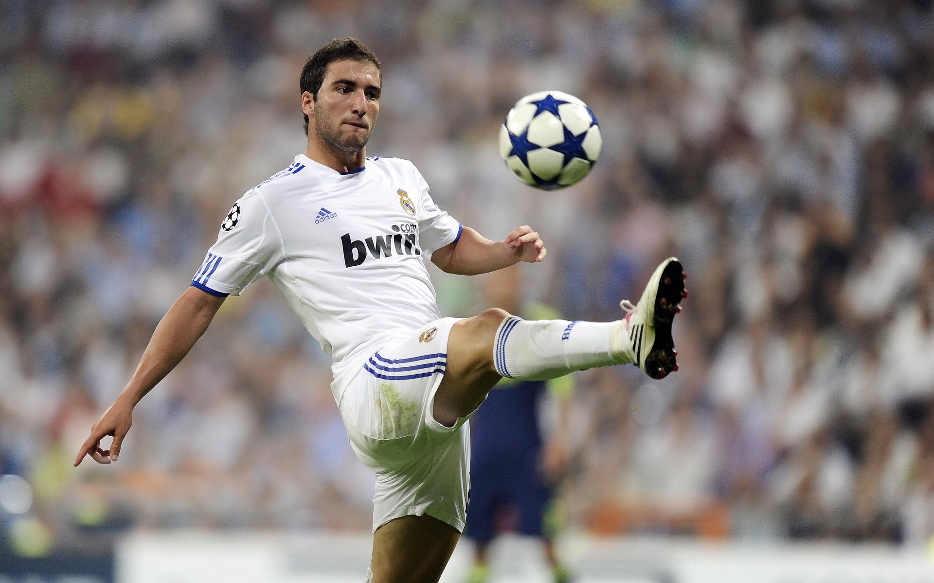 活塞打穿鹈鹕，霍勒迪在欧冠淘汰赛接管比赛，竞技世界的平行交响